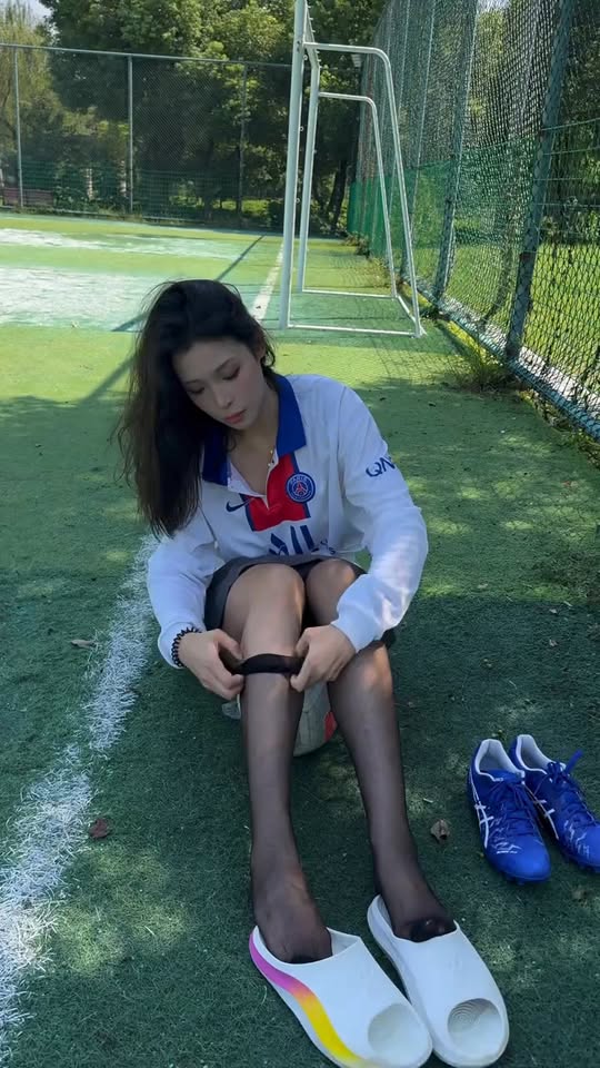 Trình diễn kỹ thuật đá bóng ấn tượng, hot girl xinh đẹp gây 