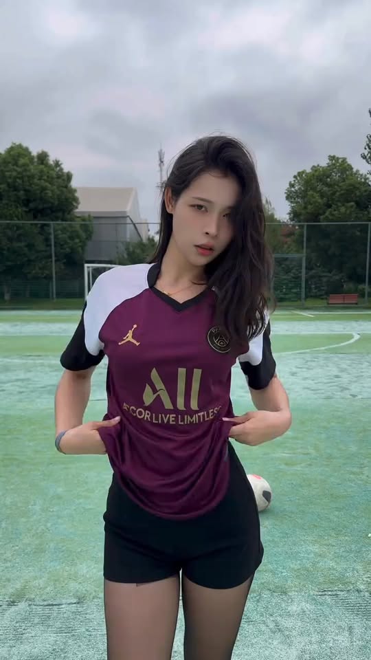 Trình diễn kỹ thuật đá bóng ấn tượng, hot girl xinh đẹp gây 