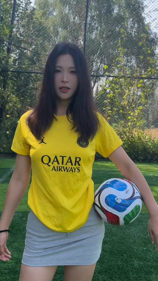 Trình diễn kỹ thuật đá bóng ấn tượng, hot girl xinh đẹp gây 