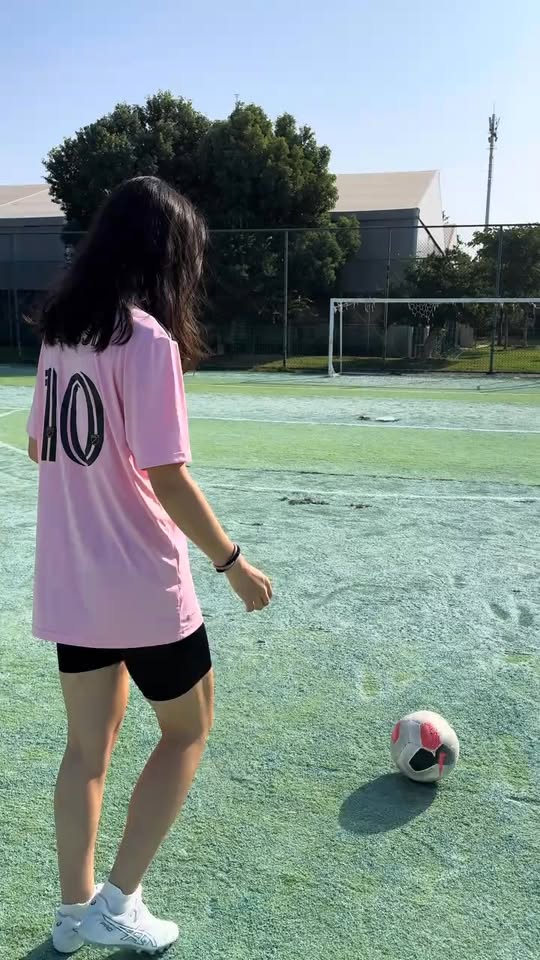 Trình diễn kỹ thuật đá bóng ấn tượng, hot girl xinh đẹp gây 