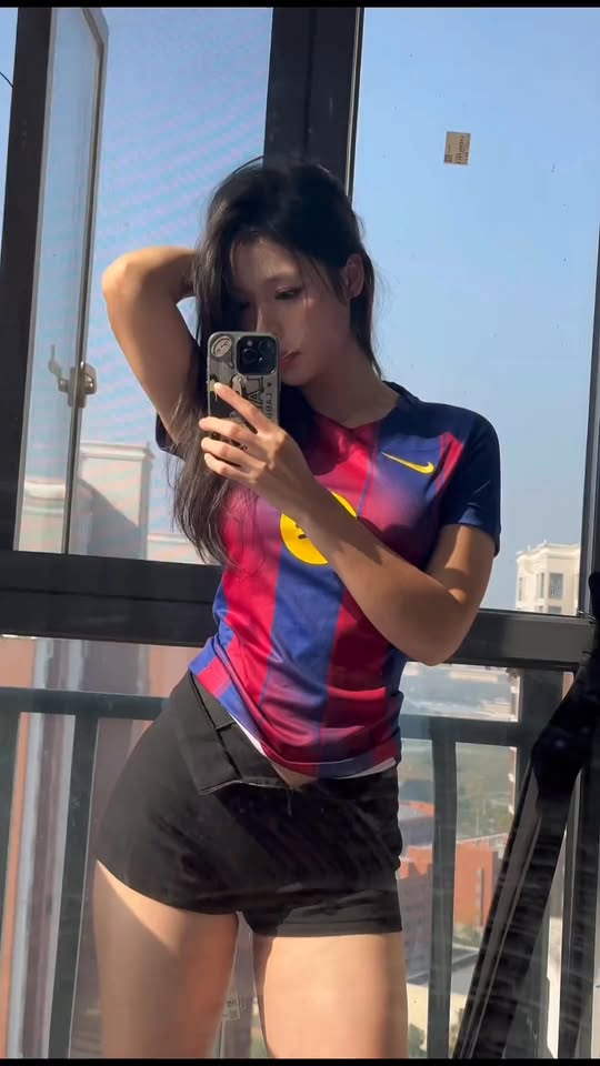 Trình diễn kỹ thuật đá bóng ấn tượng, hot girl xinh đẹp gây 