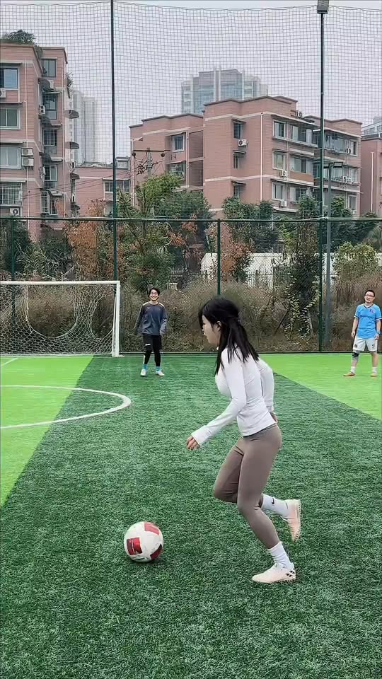 Trình diễn kỹ thuật đá bóng ấn tượng, hot girl xinh đẹp gây 