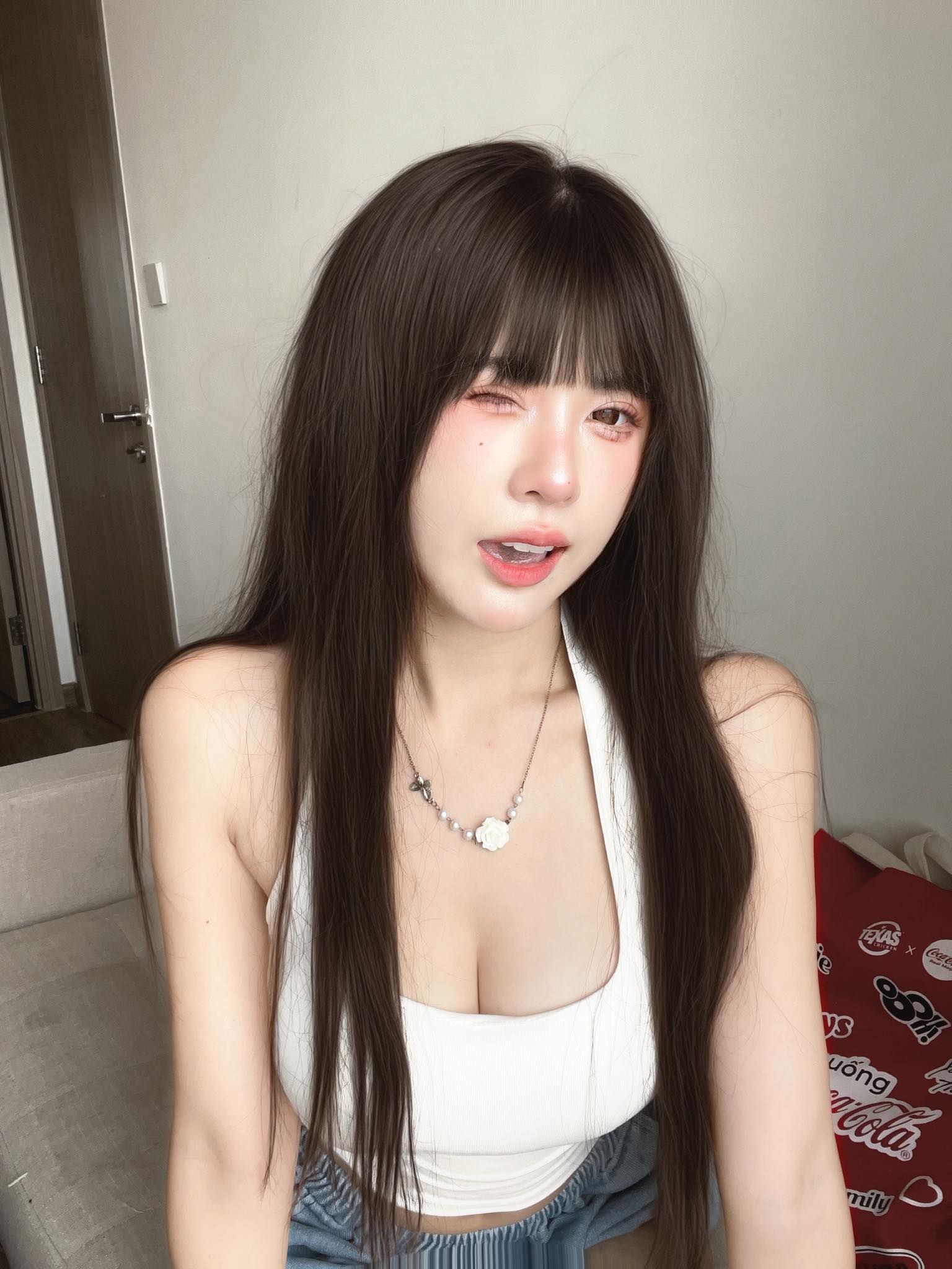 Diện đồ trắng cực quyến rũ, UNa To Uyen khiến fan phải thốt lên 2 chữ 