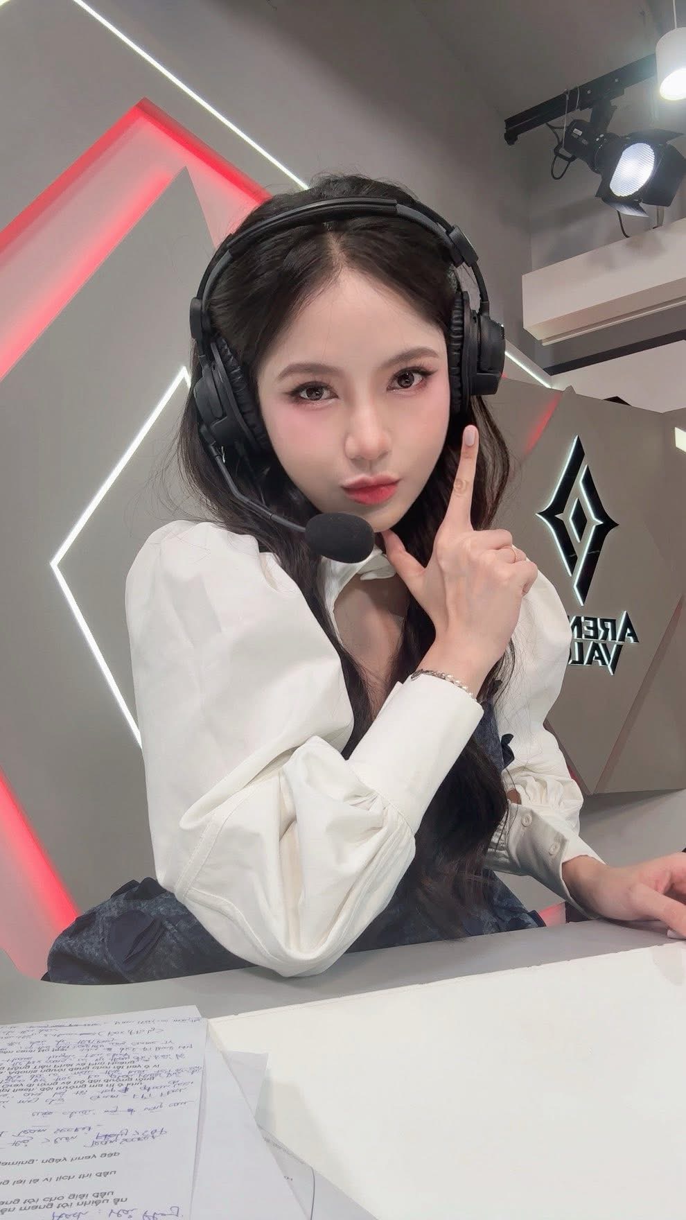 MC Tú Linh mếu máo sau một hiệp đấu Liên Quân 