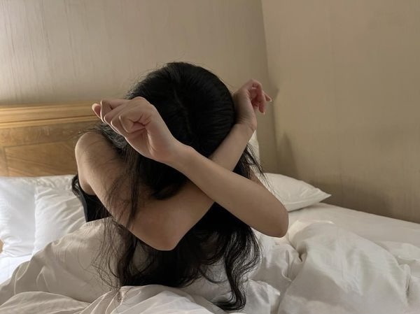 Rúng động hình ảnh nhạy cảm của cặp đôi trẻ trong 9 chiếc điện thoại, sự biến thái và băng hoại đạo đức đến từ người thân 