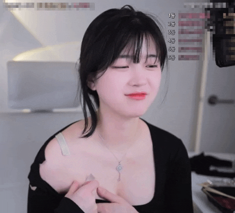 Tự chỉnh sửa trang phục trên sóng, nữ streamer 