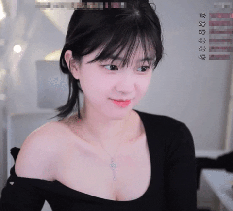 Tự chỉnh sửa trang phục trên sóng, nữ streamer 