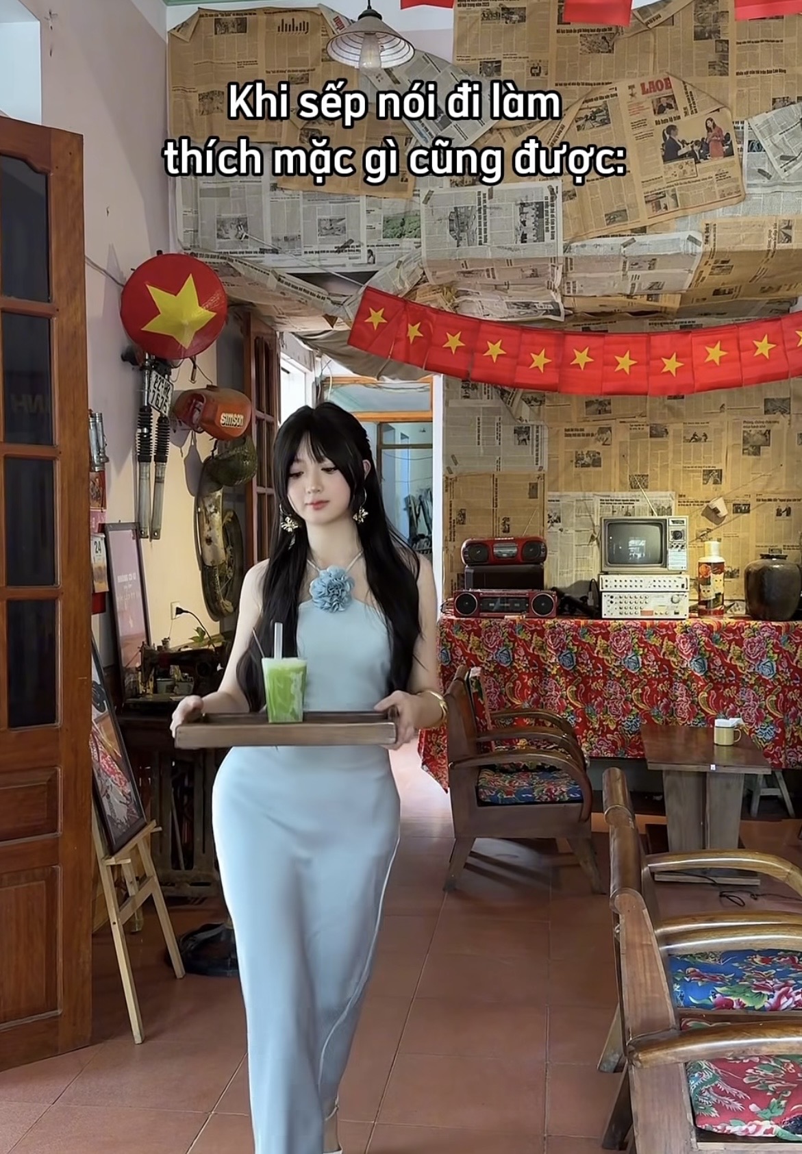 Mặc đồ lộng lẫy quét sân, bưng trà, nữ nhân viên quán nước khiến anh em nhấn nút 