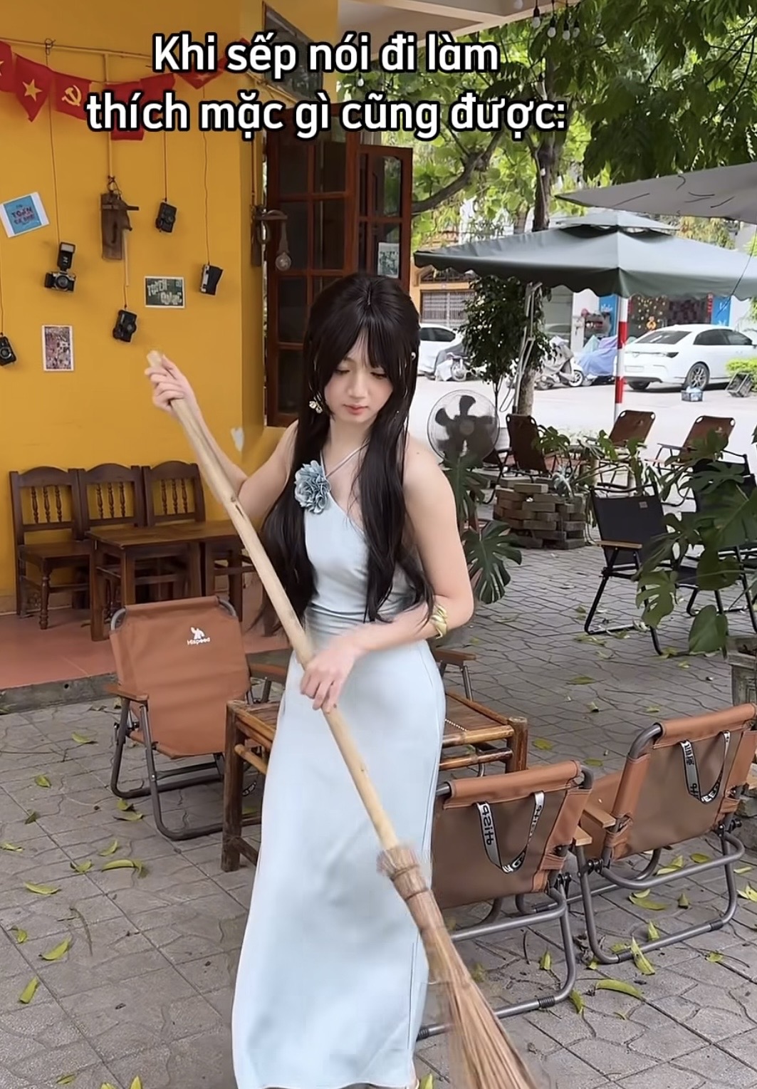 Mặc đồ lộng lẫy quét sân, bưng trà, nữ nhân viên quán nước khiến anh em nhấn nút 