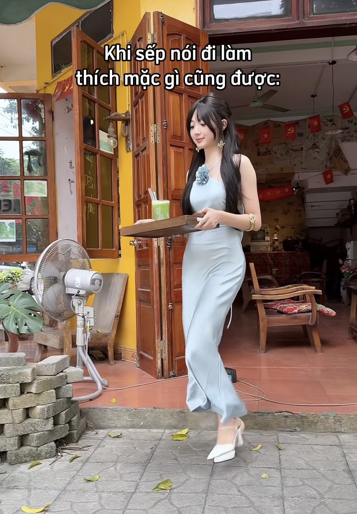 Mặc đồ lộng lẫy quét sân, bưng trà, nữ nhân viên quán nước khiến anh em nhấn nút 