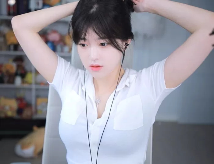 Tự chỉnh sửa trang phục trên sóng, nữ streamer 