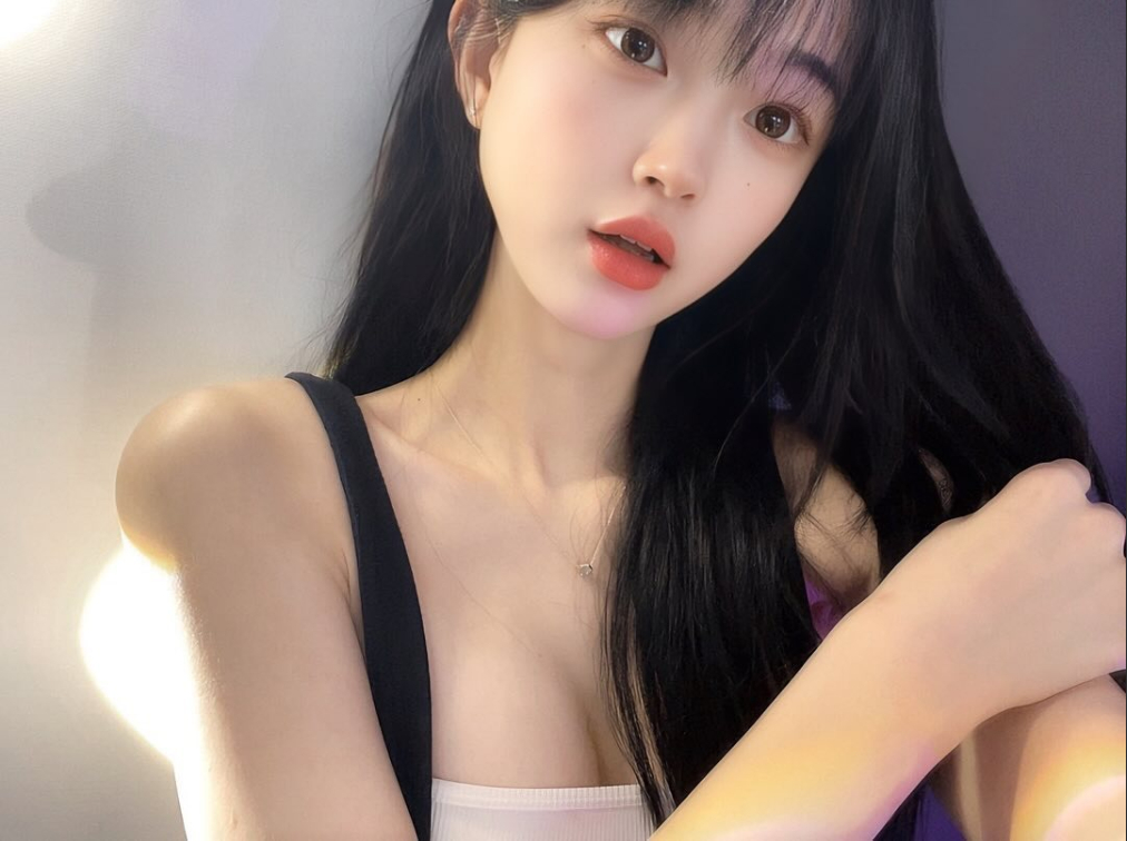 Tự chỉnh sửa trang phục trên sóng, nữ streamer 