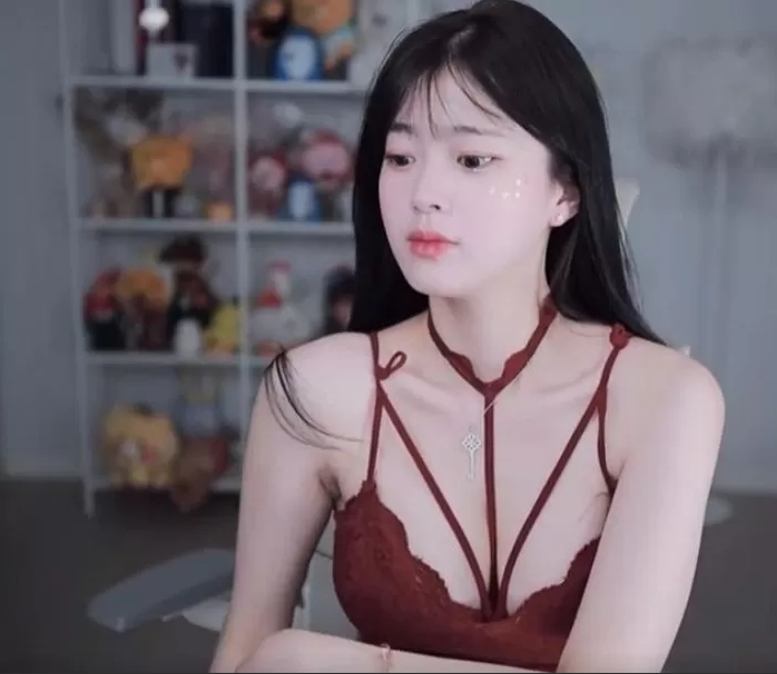 Tự chỉnh sửa trang phục trên sóng, nữ streamer 