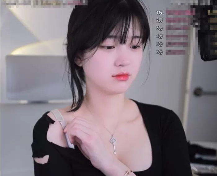 Tự chỉnh sửa trang phục trên sóng, nữ streamer 