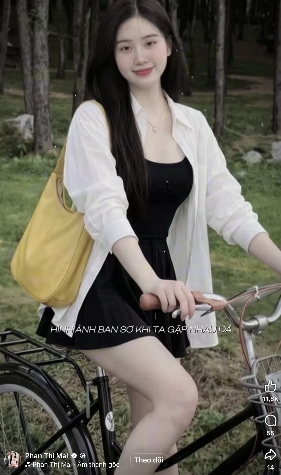 Khoe eo thon đốn tim, gái xinh có màn tương tác fan nam khiến người xem vừa yêu vừa buồn cười