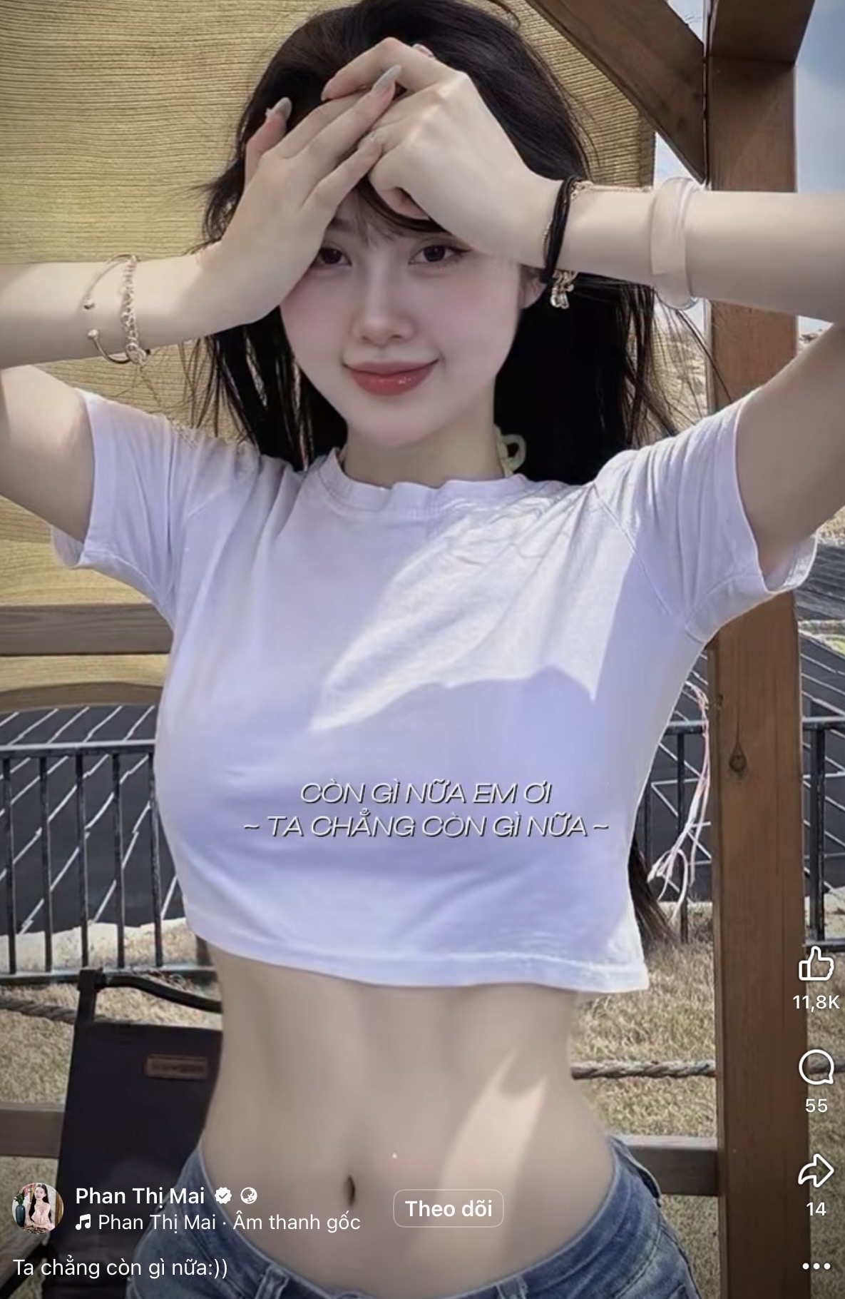 Khoe eo thon đốn tim, gái xinh có màn tương tác fan nam khiến người xem vừa yêu vừa buồn cười