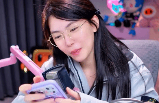 Phát ra âm thanh phấn khích giữa đêm cô nàng streamer “muối mặt” với hàng xóm