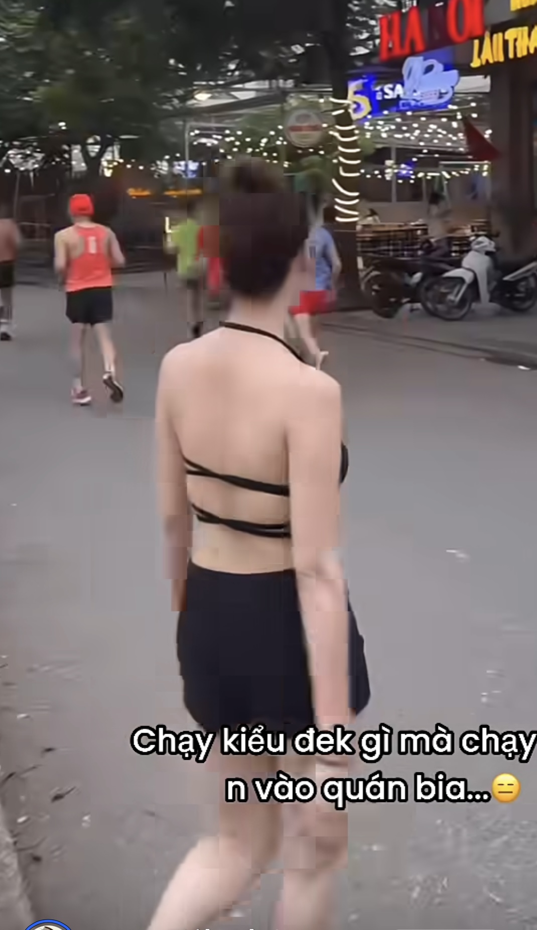 Bị chỉ trích vì thời trang chạy bộ hở bạo, cô gái trẻ không ngại 