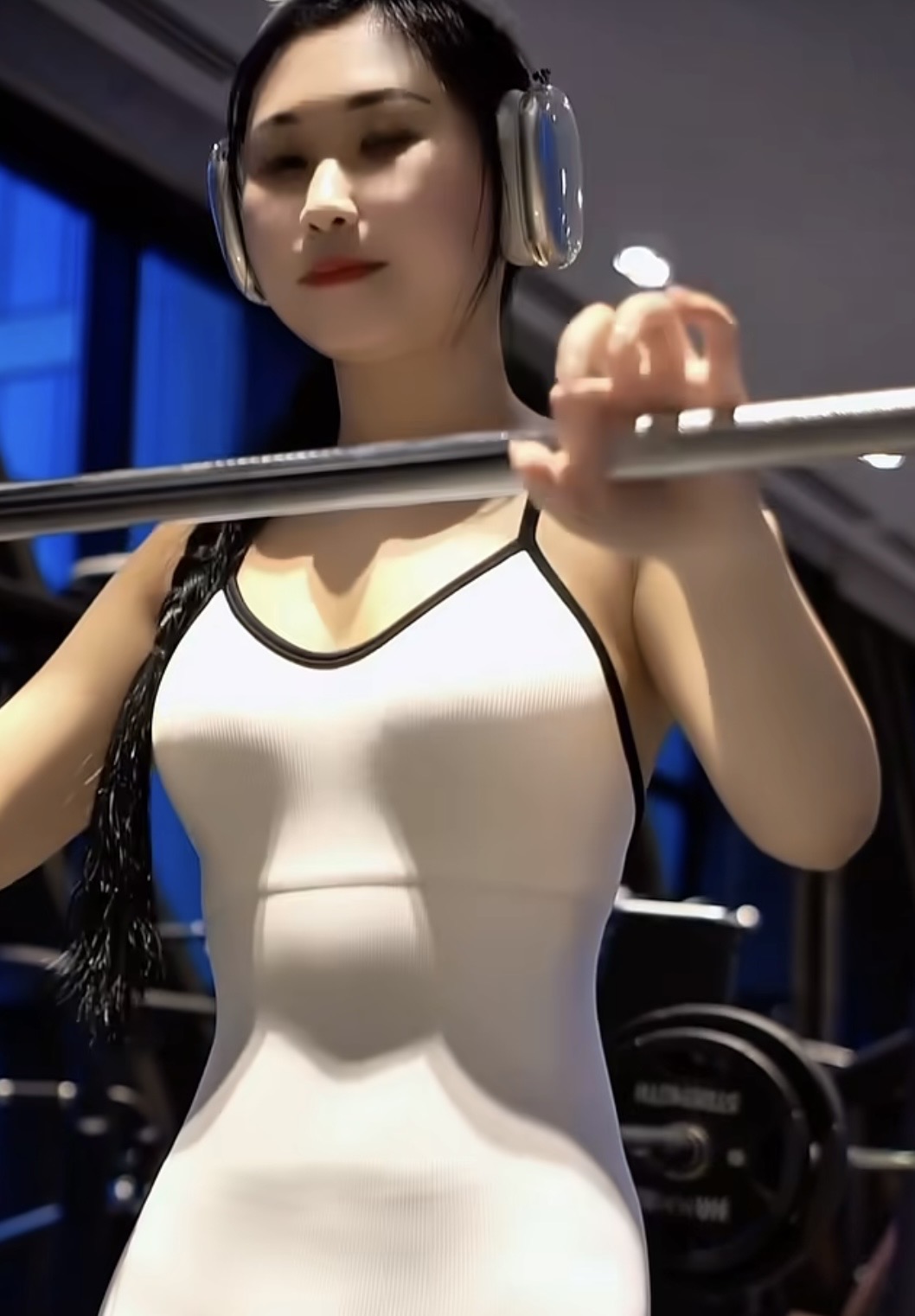 Mặc đồ thư ký nhưng body lại là 