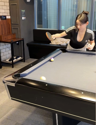 Chơi bida bằng vợt bóng bàn, hot girl bất ngờ viral vì quá 