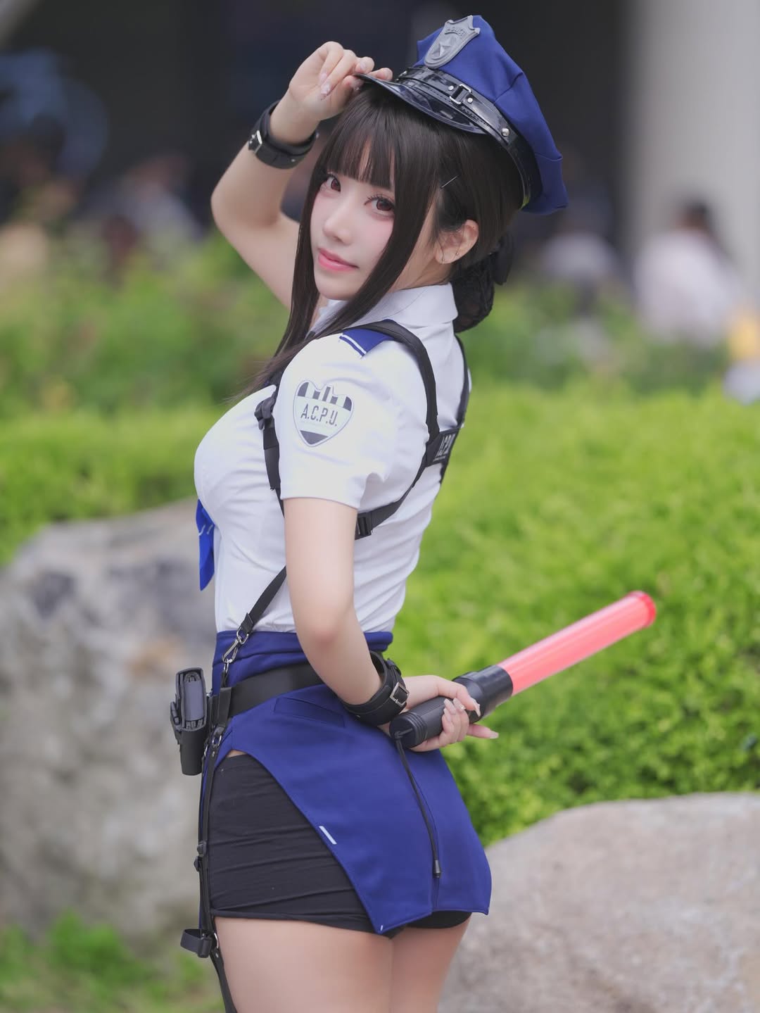 Hóa thân thành nữ cảnh sát, hot coser này khiến anh em game thủ đồng loạt 