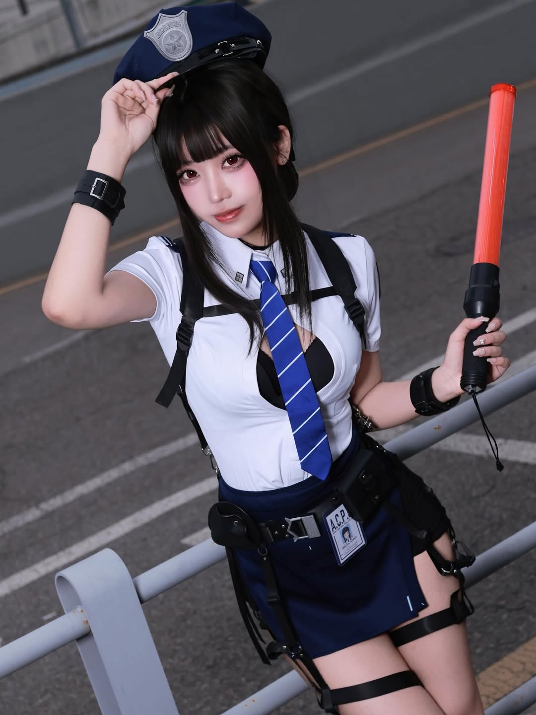 Hóa thân thành nữ cảnh sát, hot coser này khiến anh em game thủ đồng loạt 