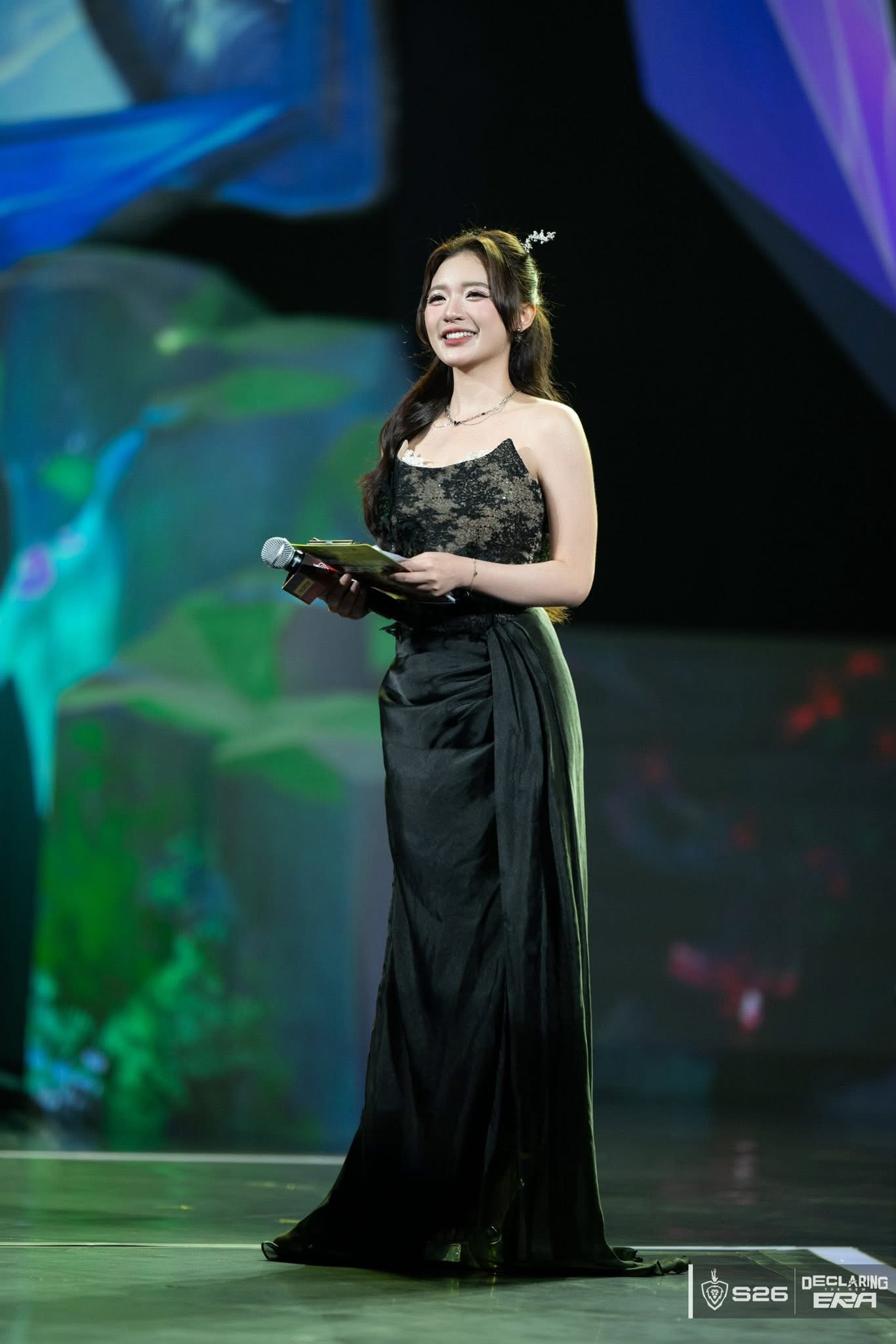 Nén cơn sốt 39 độ, MC Phương Thảo vẫn cực tươi tắn tại sân khấu kỷ lục Việt Nam