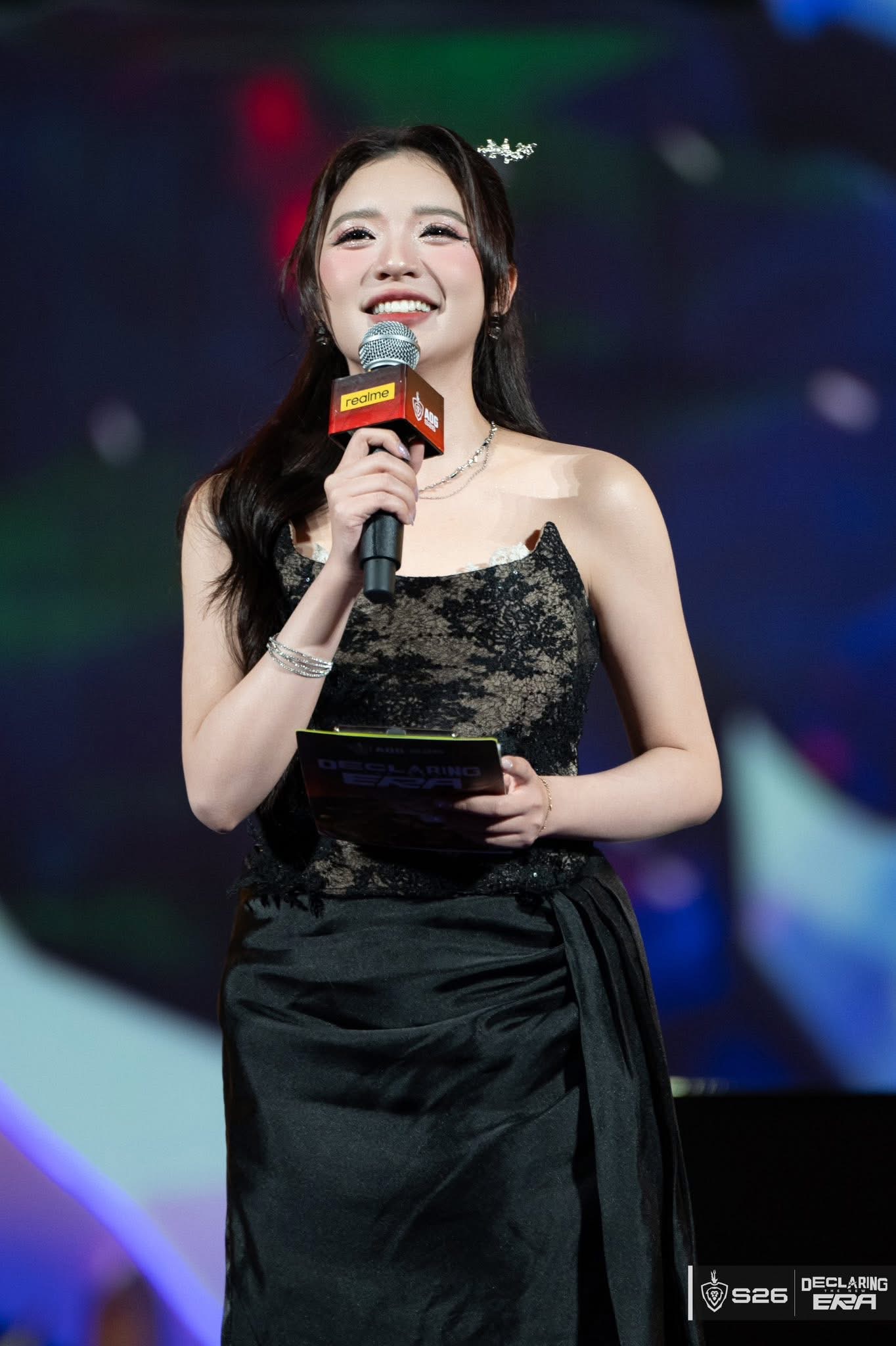 Nén cơn sốt 39 độ, MC Phương Thảo vẫn cực tươi tắn tại sân khấu kỷ lục Việt Nam