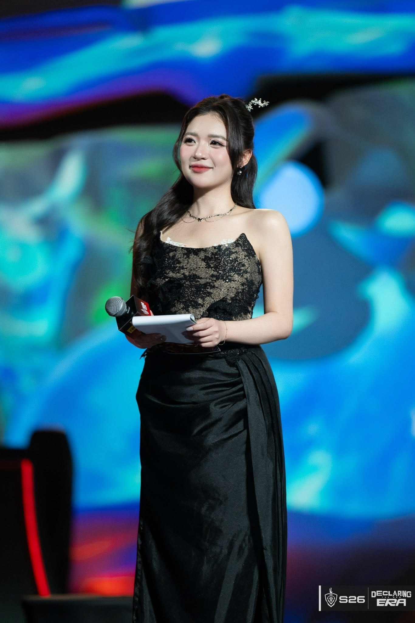 Nén cơn sốt 39 độ, MC Phương Thảo vẫn cực tươi tắn tại sân khấu kỷ lục Việt Nam
