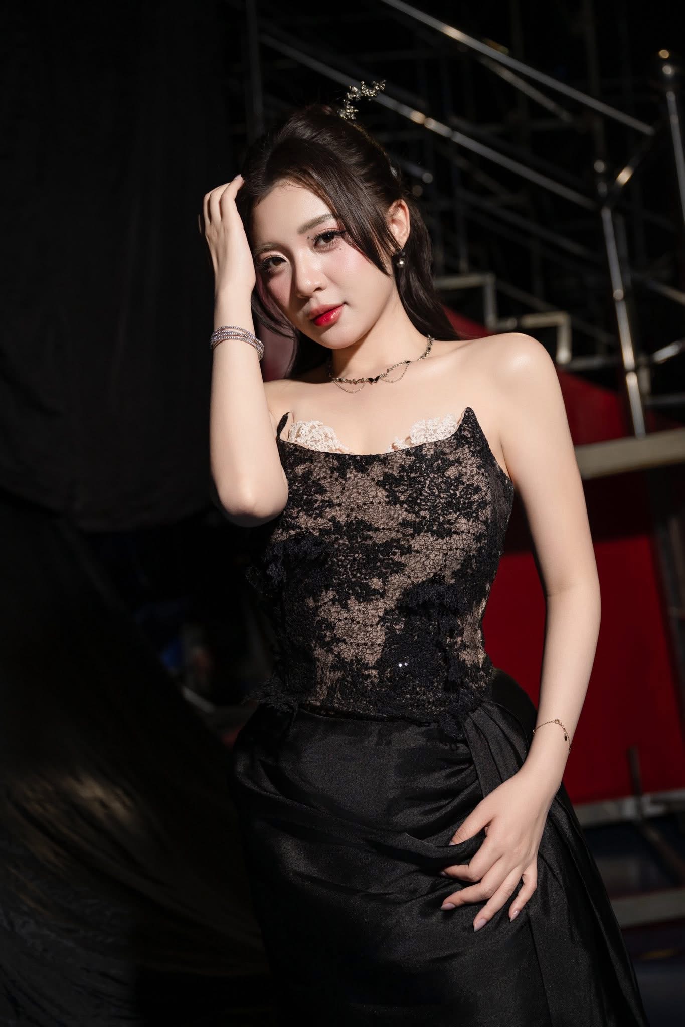 Nén cơn sốt 39 độ, MC Phương Thảo vẫn cực tươi tắn tại sân khấu kỷ lục Việt Nam