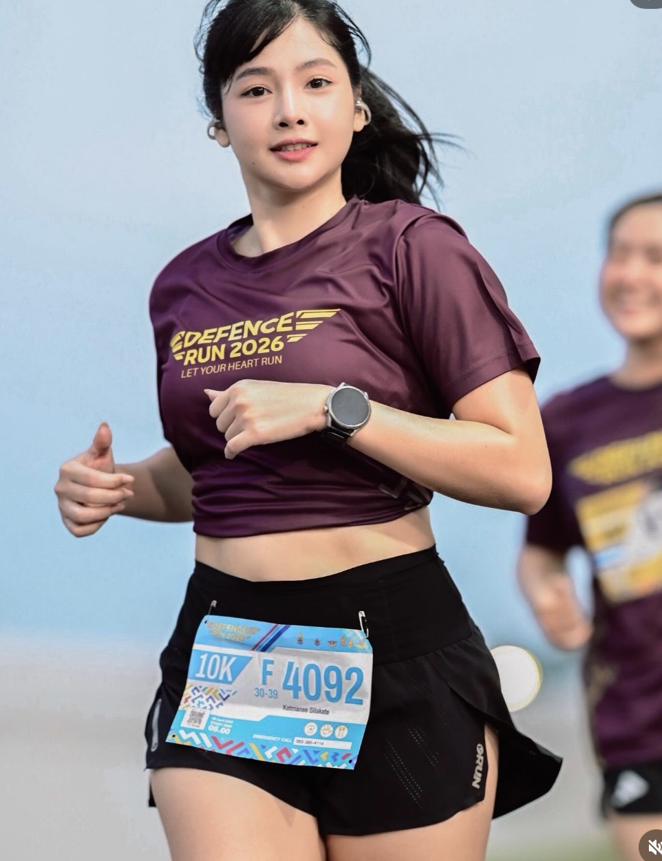 Tưởng chỉ là hot girl đường chạy, ai dè vào trang cá nhân mới ngỡ ngàng 