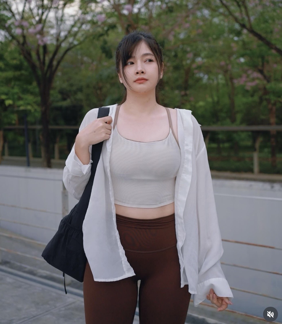 Tưởng chỉ là hot girl đường chạy, ai dè vào trang cá nhân mới ngỡ ngàng 