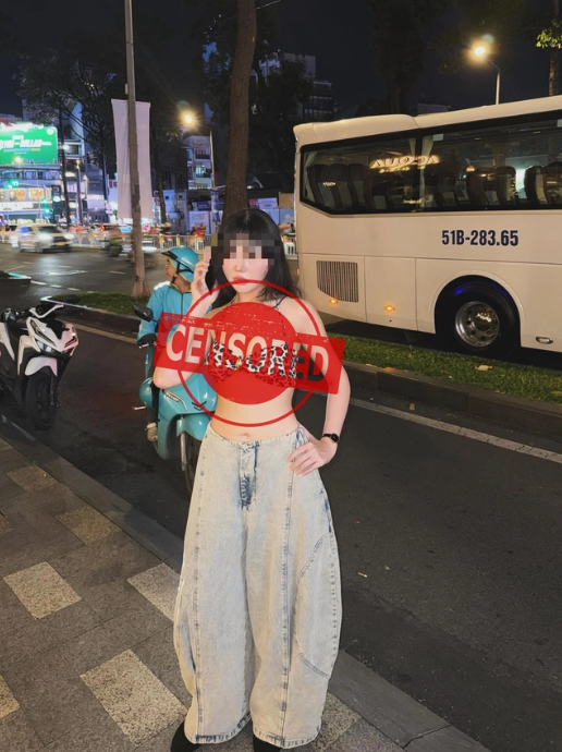 Ăn mặc hở hang giữa phố đông người, hot girl lập tức nhận vô số chỉ trích