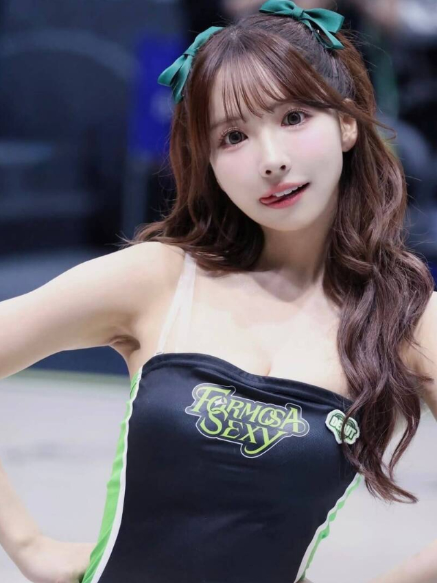 Bị chỉ trích vì trở thành hot girl gợi cảm, cô nàng bức xúc phản pháo, lấy cả Yua Mikami ra làm ví dụ