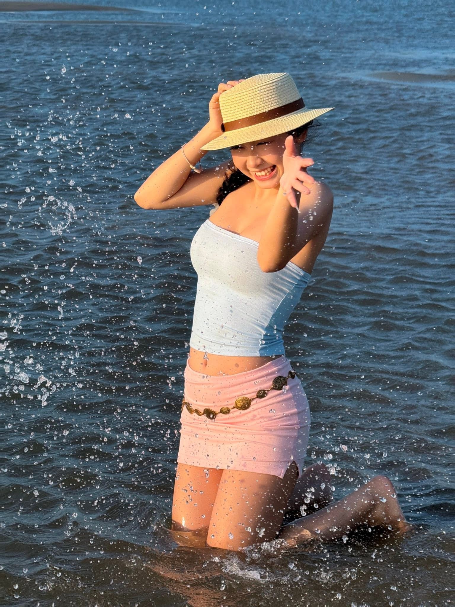 Hà Phi Yến chẳng cần bikini, một nụ cười đủ
