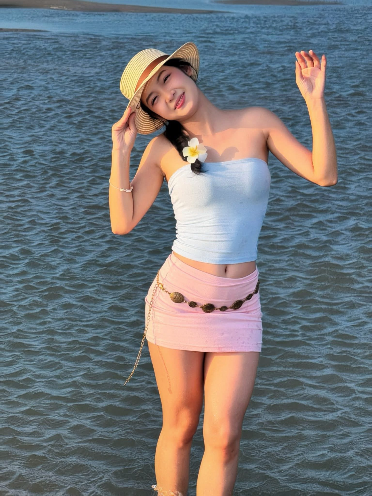 Hà Phi Yến chẳng cần bikini, một nụ cười đủ