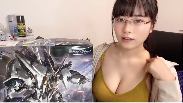 Làm YouTuber rồi lấn sân sang mẫu ảnh vì quá gợi cảm, nàng hot girl