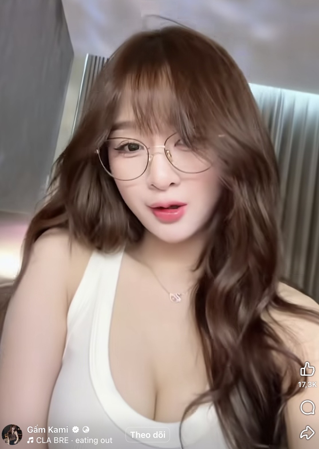 Đăng ảnh mới nhưng bị fan tràn vào đòi