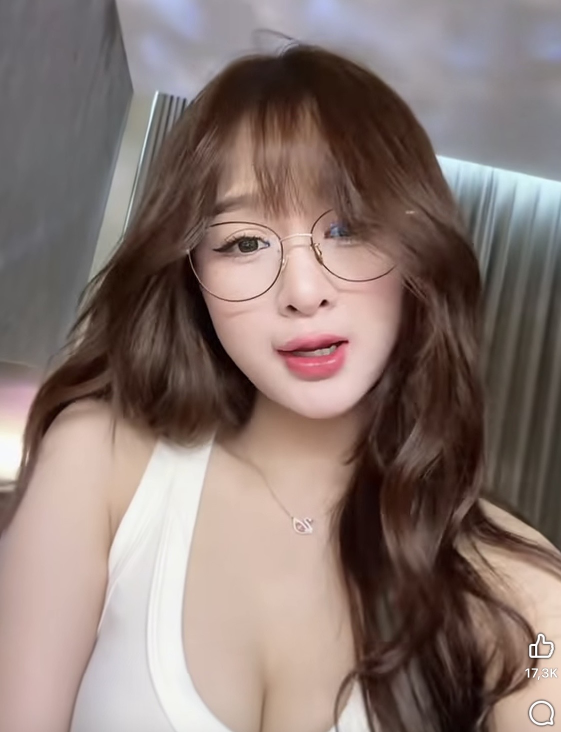 Đăng ảnh mới nhưng bị fan tràn vào đòi