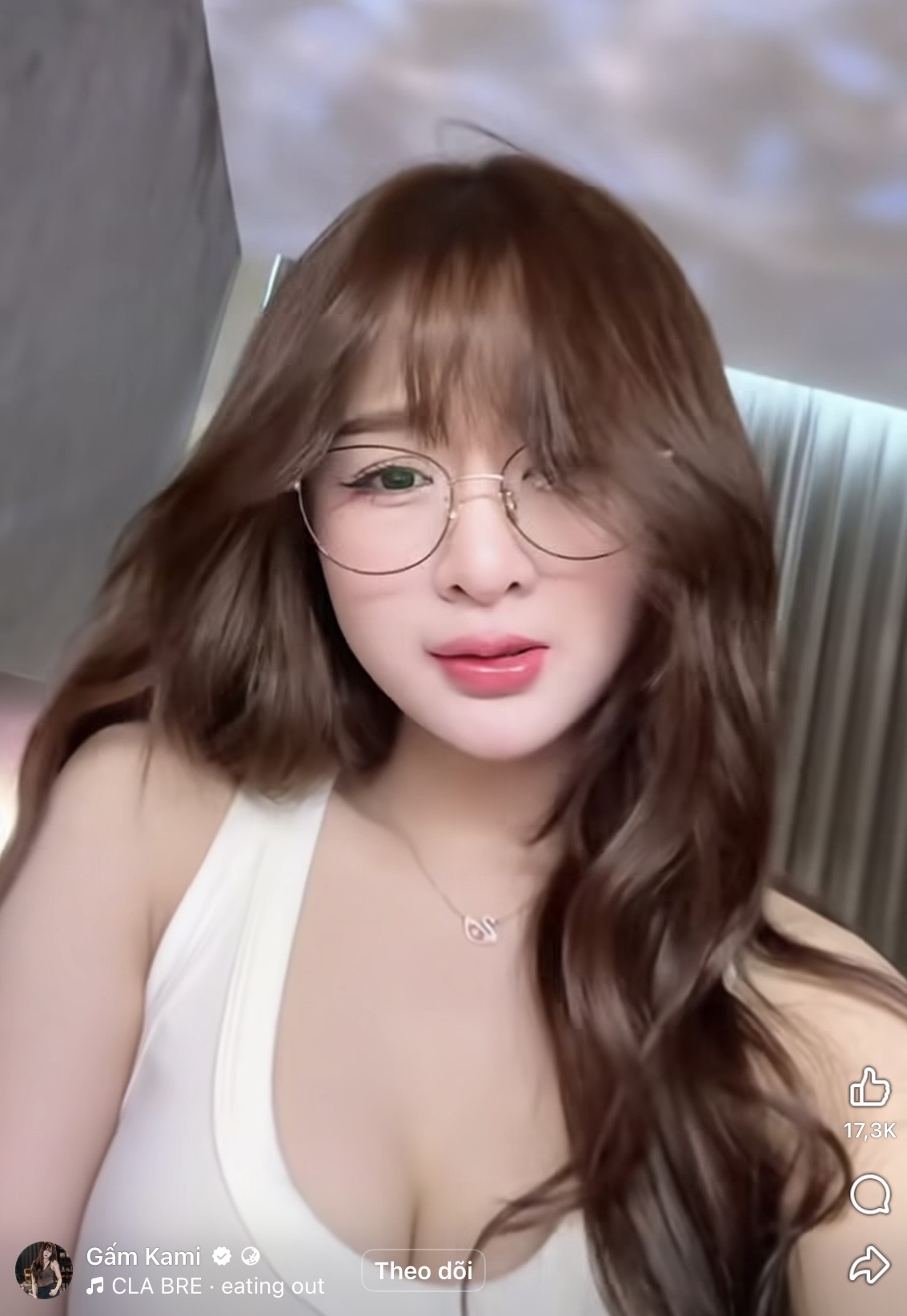 Đăng ảnh mới nhưng bị fan tràn vào đòi