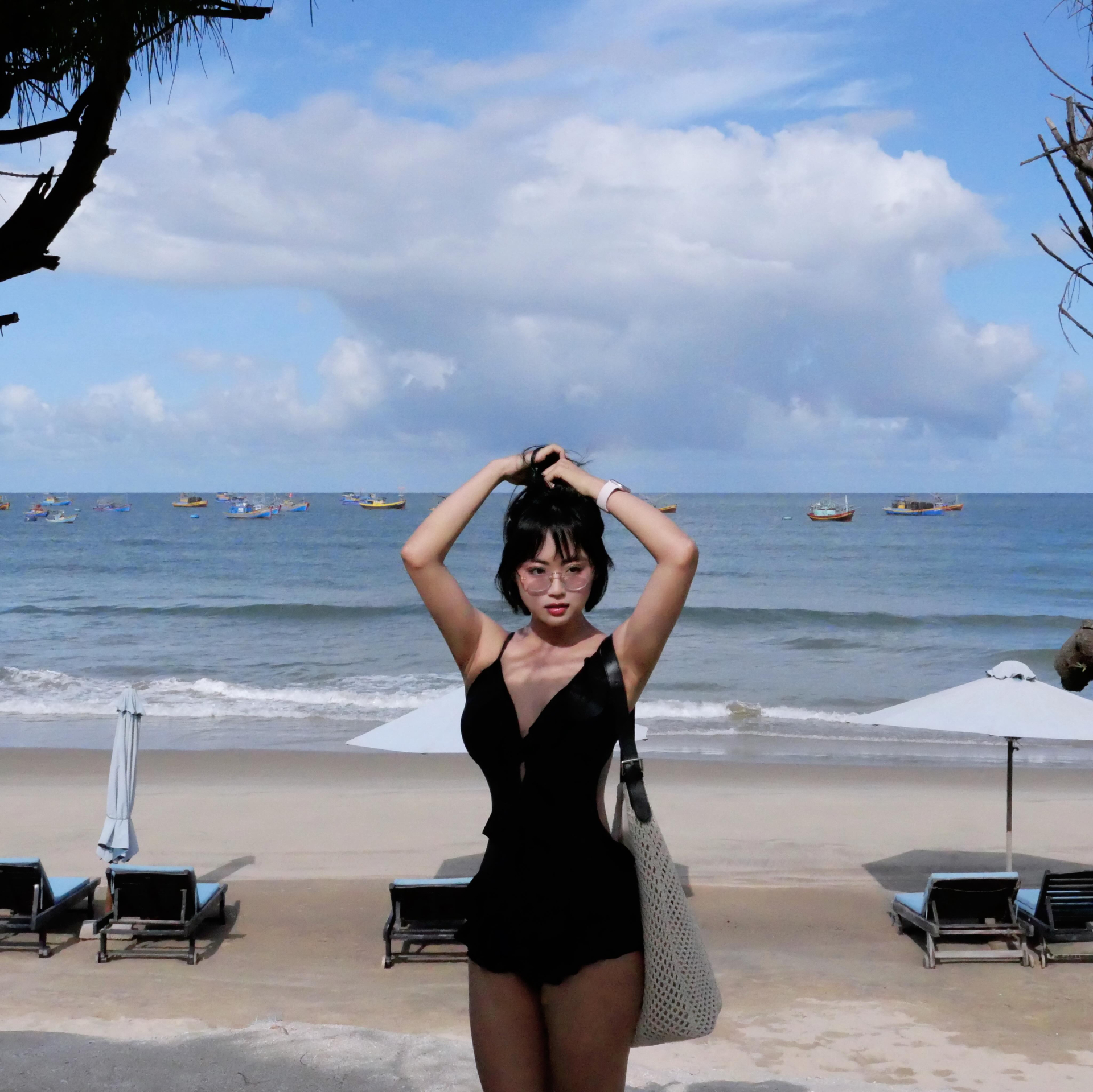 MC Minh Nghi gia nhập đường đua bikini ngày hè nhưng phải thốt lên câu