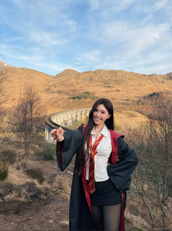 Cosplay Harry Potter, nàng hot girl nổi tiếng không ngờ, CĐM khẳng định 