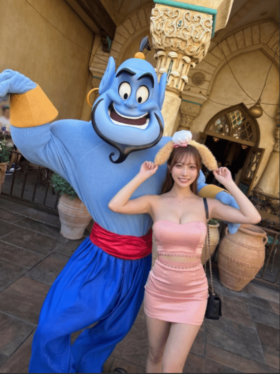 Ăn mặc hở quá đà rồi tạo dáng chụp ảnh tại Disneyland, hot girl xinh đẹp nhận vô số gạch đá