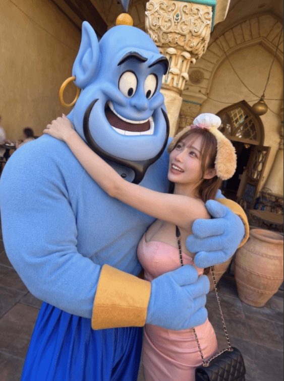 Ăn mặc hở quá đà rồi tạo dáng chụp ảnh tại Disneyland, hot girl xinh đẹp nhận vô số gạch đá
