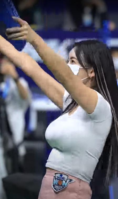 Chưa cần lộ mặt, hot girl cổ vũ bỗng nổi tiếng không ngờ, bị 