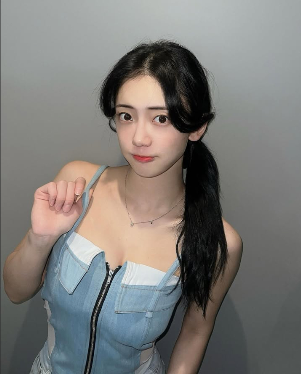 Chưa cần lộ mặt, hot girl cổ vũ bỗng nổi tiếng không ngờ, bị 