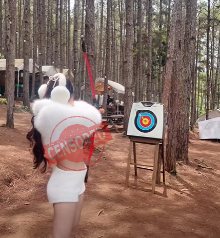 Ăn mặc táo bạo chơi bắn cung, cô gái làm dấy lên tranh cãi giữa gợi cảm và phản cảm