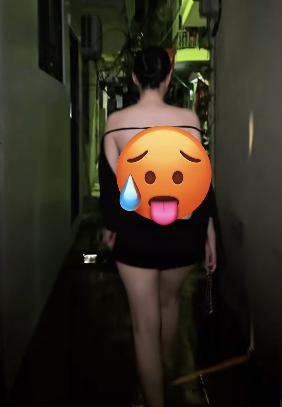 Diện đồ sexy khoe trọn tấm lưng ngọc ngà dạo phố, cô gái thành tâm điểm tranh cãi