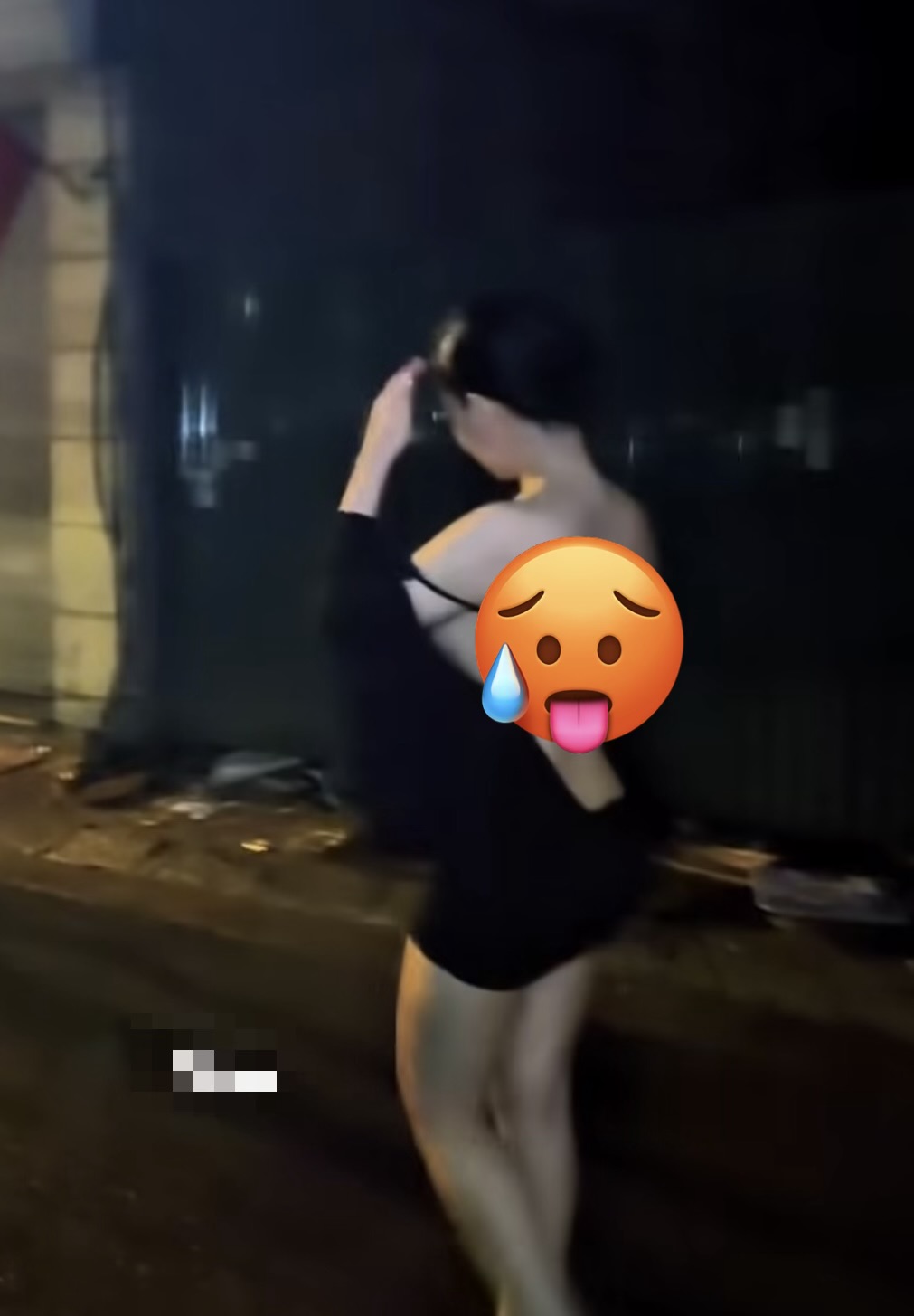 Diện đồ sexy khoe trọn tấm lưng ngọc ngà dạo phố, cô gái thành tâm điểm tranh cãi