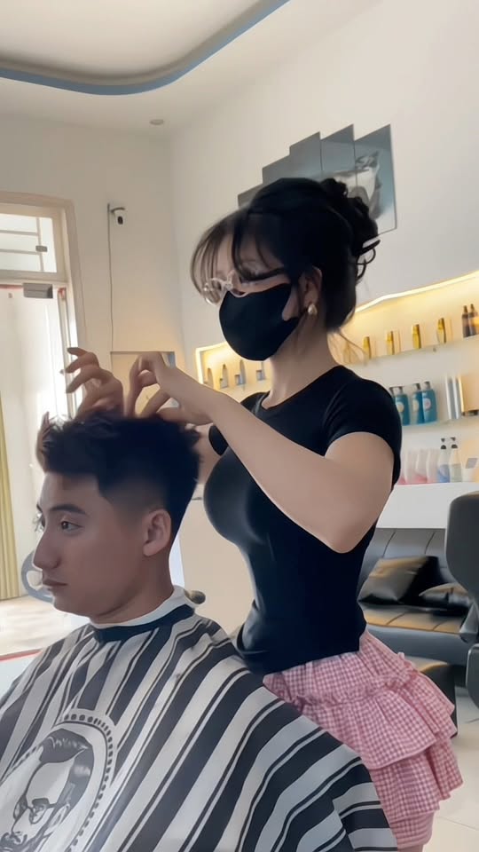 Cô chủ tiệm tóc quá quyến rũ, không lộ mặt nhưng vẫn khiến khách kéo đến nườm nượp